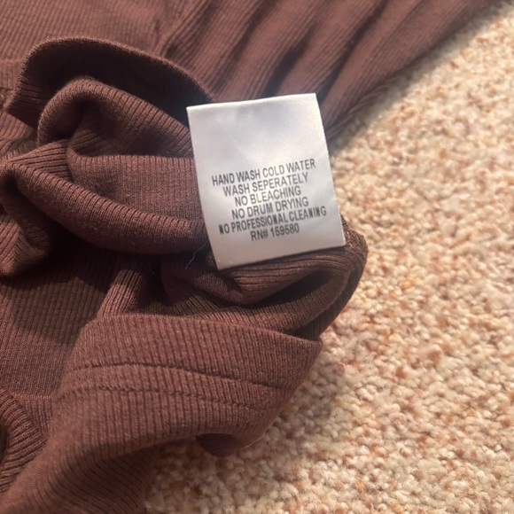 Pink Lily Women’s Brown Ribbed Scoop Neck Long Sleeve Regular Fit Size Medium - Picture 7 of 7